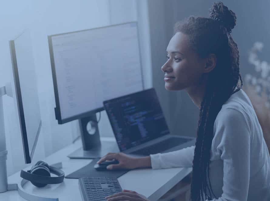 Ragazza al computer