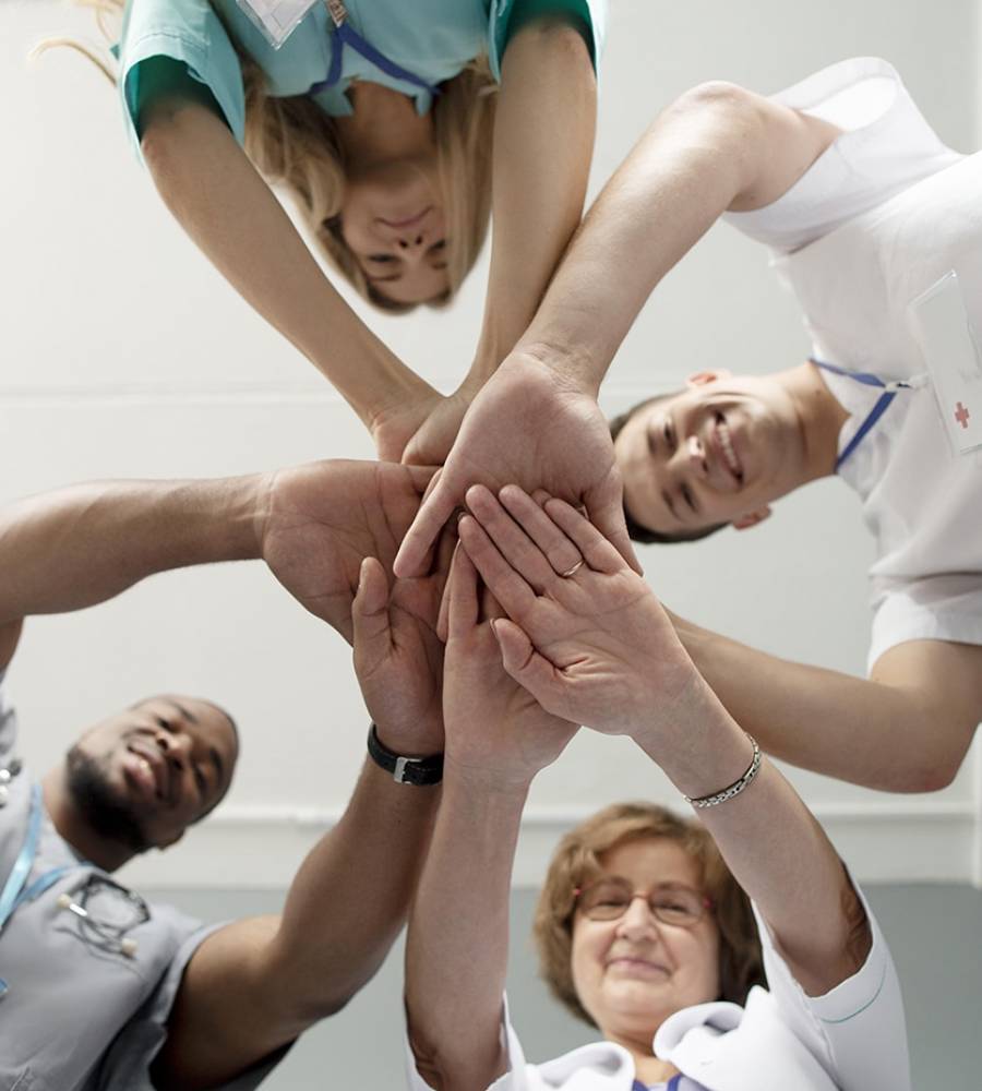 immagine descrittiva di healtchcare con un team medico con le mani unite